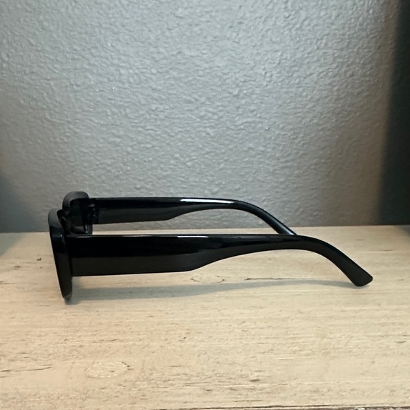 Stylish Black Rectangular Sunglasses - Picture 2 of 5